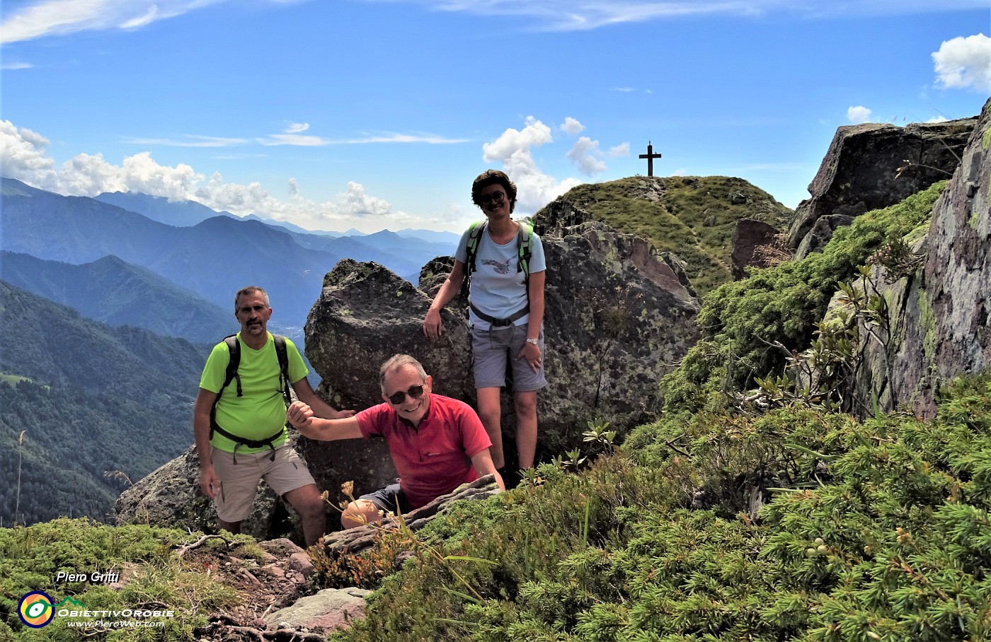 64 Autoscatto verso la croce del torrione roccioso del MIncucco (1832 m).JPG